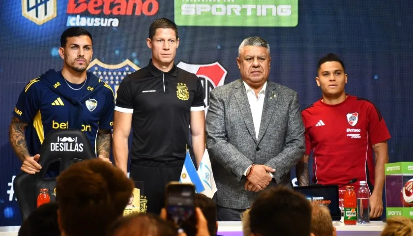 Leando Paredes y Juan Fernando Quintero, acompañados por Claudio Tapia, presidente de la AFA.