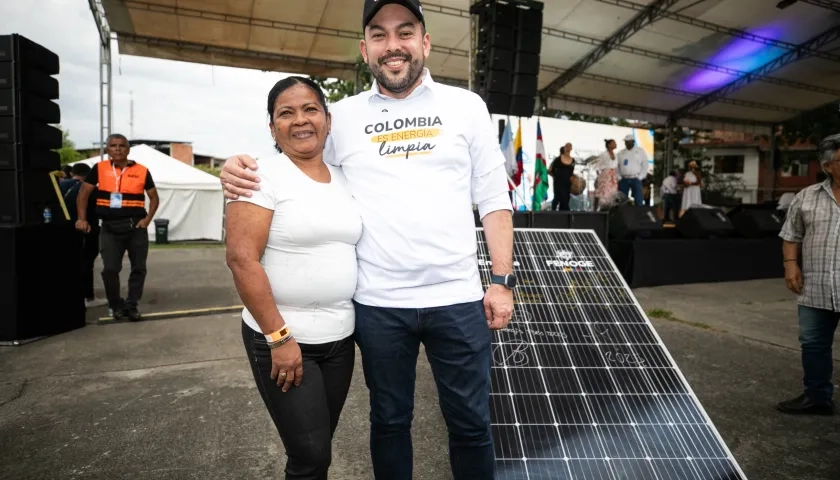 Ministro Edwin Palma con una de las beneficiarias de Colombia Solar.