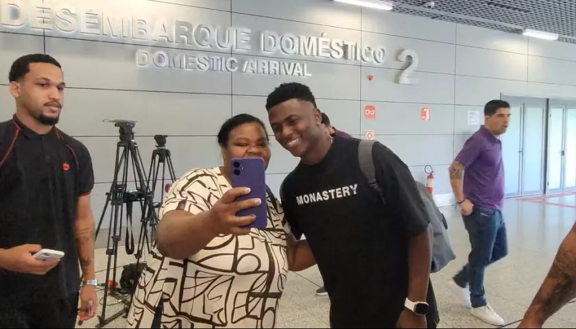 Néiser Villarreal es abordado por una aficionada a su llegada a Belo Horizonte. 