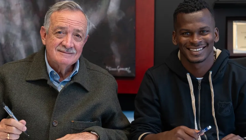 Gustavo Serpa, presidente de Millonarios, en la firma del contrato de Carlos Darwin Quintero. 