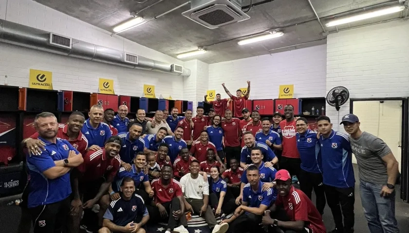 El plantel del Medellín tras lograr la clasificación a la final de la Copa Colombia. 