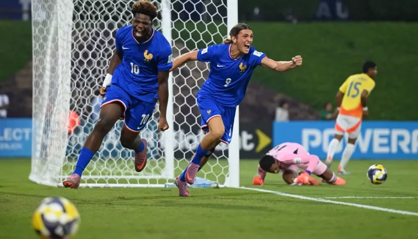 Los franceses Christ Batola (10) y Antoine Valero (9) celebran uno de los goles ante Colombia. 
