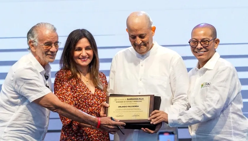 El Gobernador del Atlántico, Eduardo Verano; Katia Nule, primera dama del Distrito; Orlando Fals, sobrino del sociólogo, y el Secretario de  Cultura, Juan Ospino en la entrega de la mención.