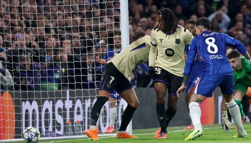 El gol de Koundé en propia puerta que puso en ventaja al Chelsea sobre el Barcelona. 
