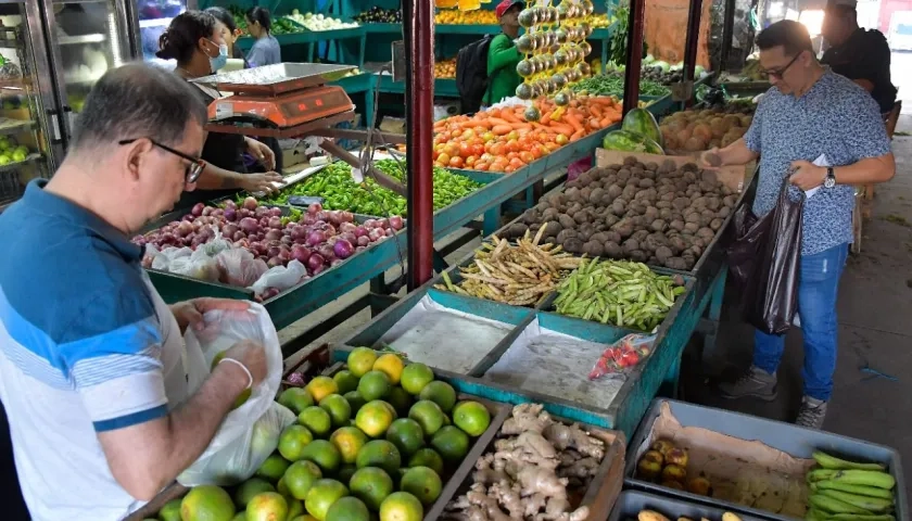 Compradores en Granabastos. 