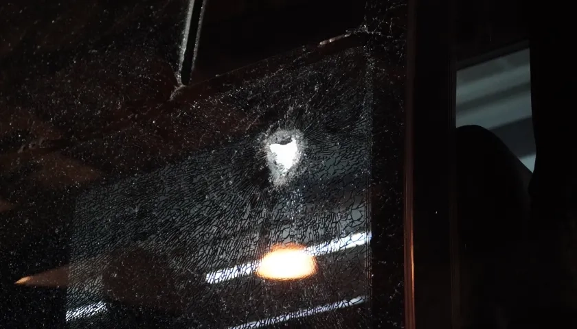 Ventana del bus que fue impactada por el objeto lanzado por hinchas de Nacional. 