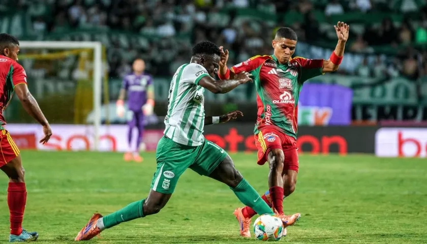 José Enamorado disputa la pelota con Marino Hinestroza. 