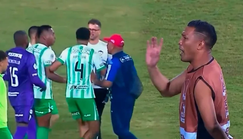 Después del partido, Teo siguió gritándole cosas a Morelos, a quien tuvieron que agarrar.