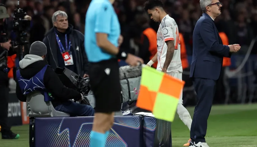 Luis Díaz camino a las duchas tras su expulsión ante el PSG.