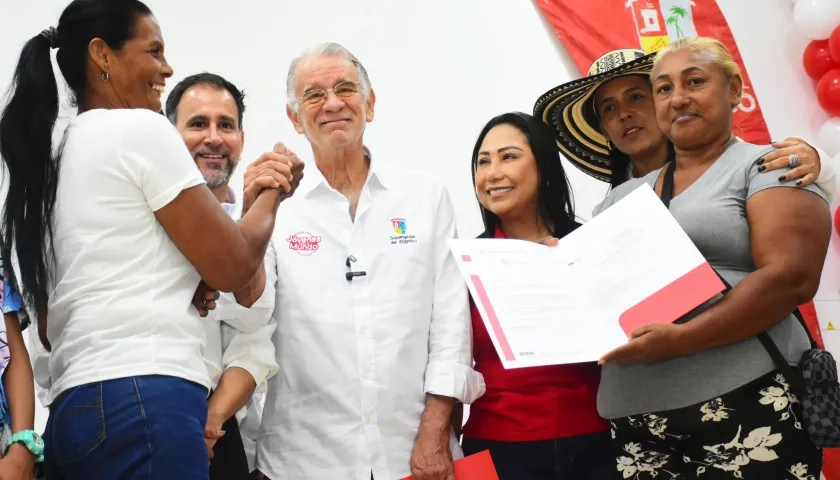 Gobernador Verano en la entrega de los títulos de propiedad a las familias. 