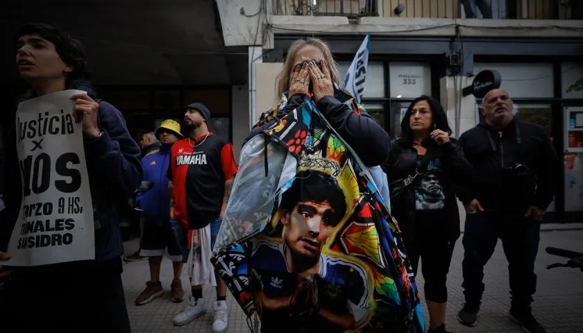 Una seguidora de Maradona en las afueras del tribunal donde se llevó a cabo el primer juicio. 