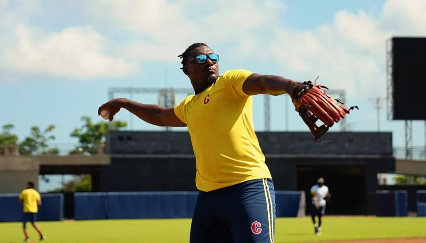 Jesús Marriaga, jardinero de la Selección Colombia durante una práctica en el estadio Édgar Rentería. 