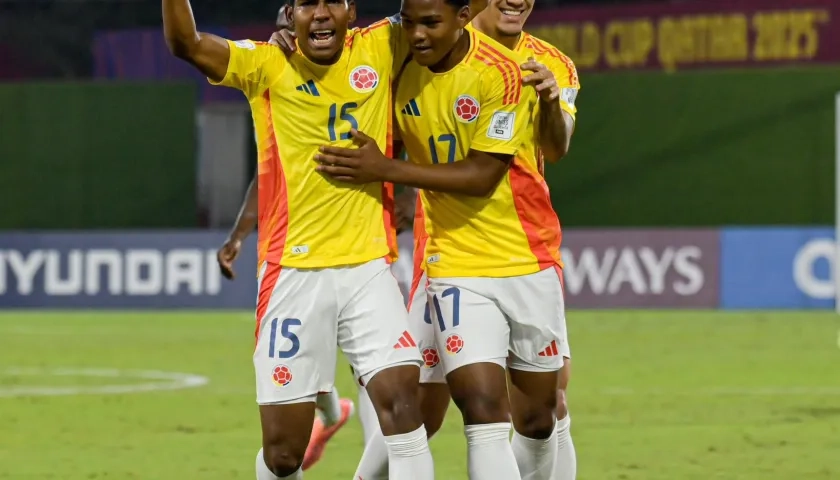 Miguel Solarte (17) festeja su gol con José Escorcia (15) su gol ante Corea del Norte. 