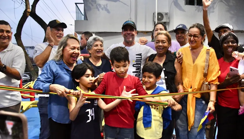 El Alcalde Char junto a los habitantes de El Rubí en la entrega del parque.