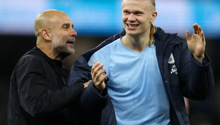 Pep Guardiola con el atacante noruego Erling Haaland.