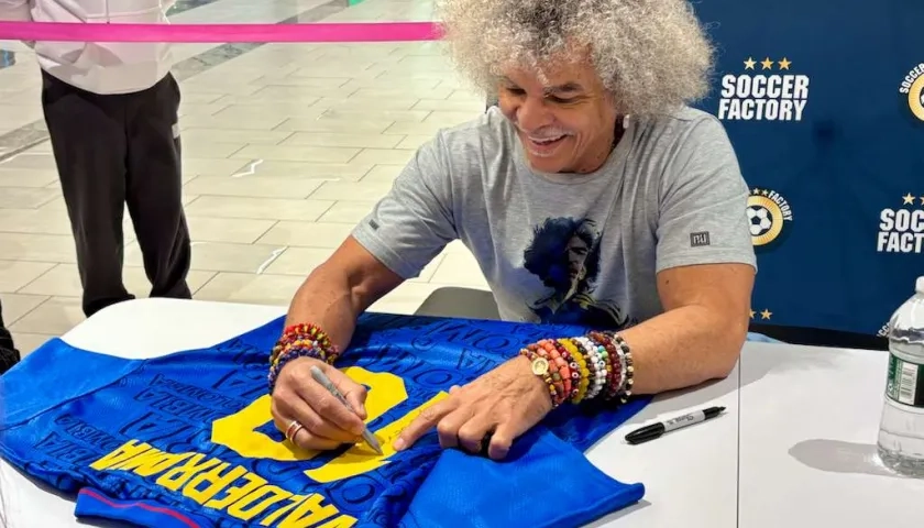 El 'Pibe' Valderrama firmando una camiseta de la Selección Colombia. 