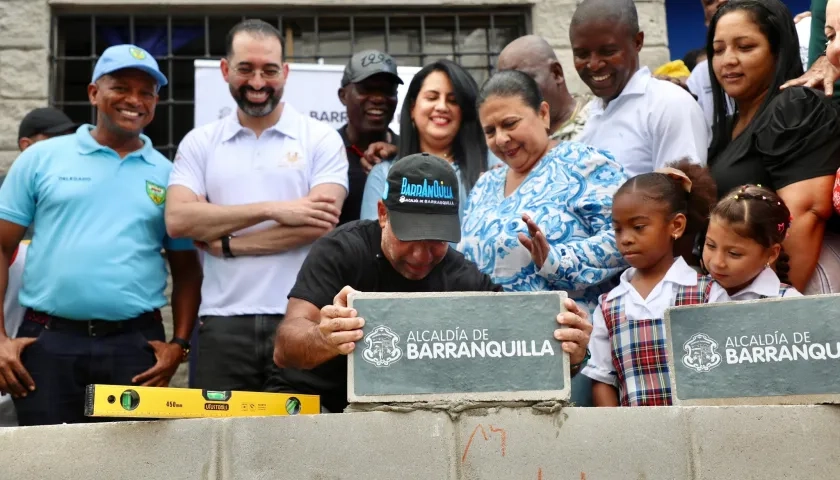Alcalde Char durante el acto simbólico de la primera piedra en obras de la IED Etnoeducativa Paulino Salgado ‘Batata.