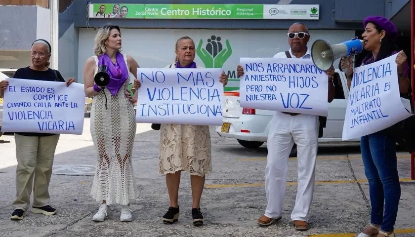 Plantón frente al Instituto Colombiano de Bienestar Familiar (ICBF).