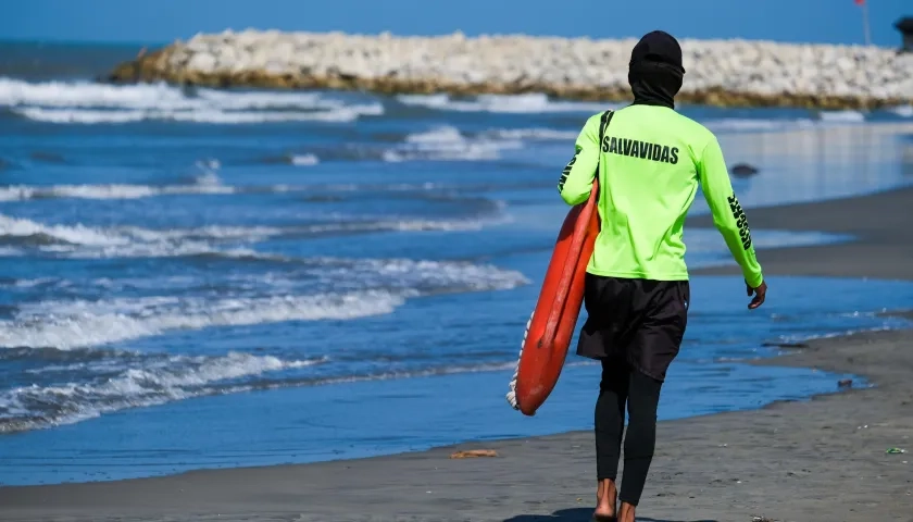 La Bandera Azul exige cumplir 33 criterios internacionales.