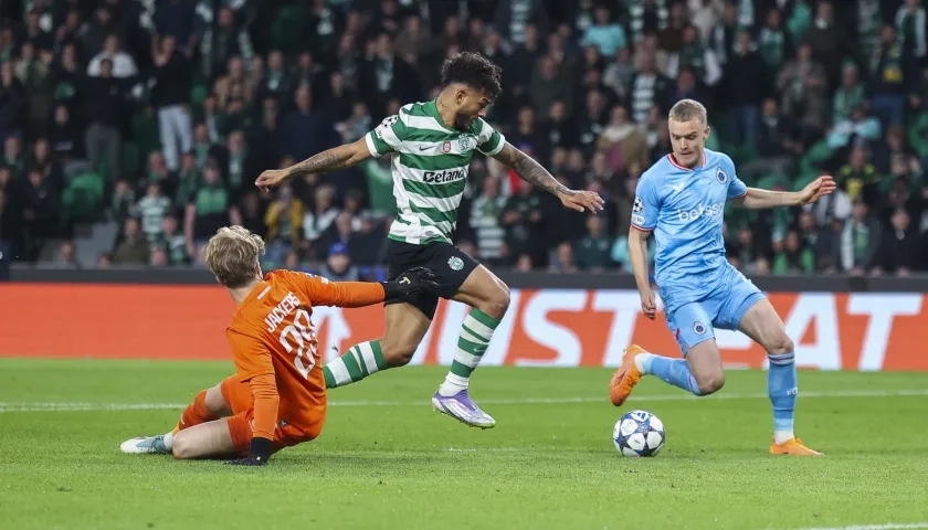 Luis Suárez elude al portero Nordin Jackers durante el partido contra el Brujas.