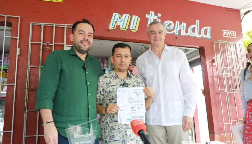 Ministro Edwin Palma; José Alexander Camacho, tendero, y Félix Fernández-Shaw, diplomático español.