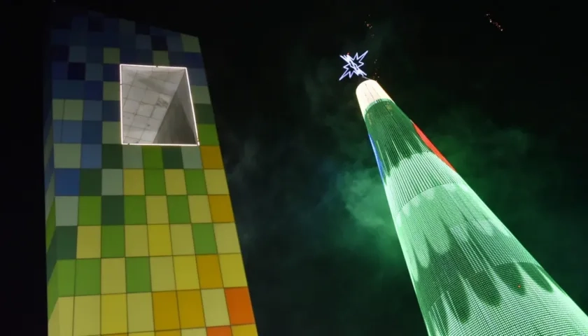 La Ventana al Mundo y el Árbol de Navidad.