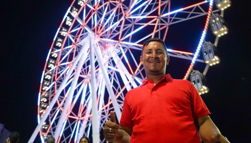 Erik Lechuga, obrero y de los primeros en subirse. 