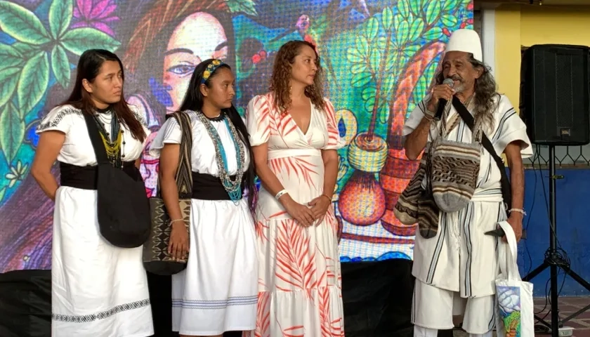 Biviana Márquez Sánchez, directora y fundadora del festival, y el realizador arhuaco Amado Villafaña, durante el lanzamiento. 