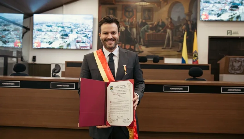 Gusi recibiendo el reconocimiento. 