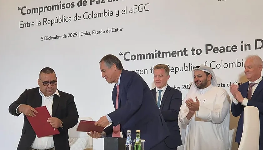 El jefe político del 'Clan del Golfo', Luis Armando Pérez Castañeda, y al jefe negociador del Gobierno en los diálogos de paz con esta banda criminal, Álvaro Jiménez.