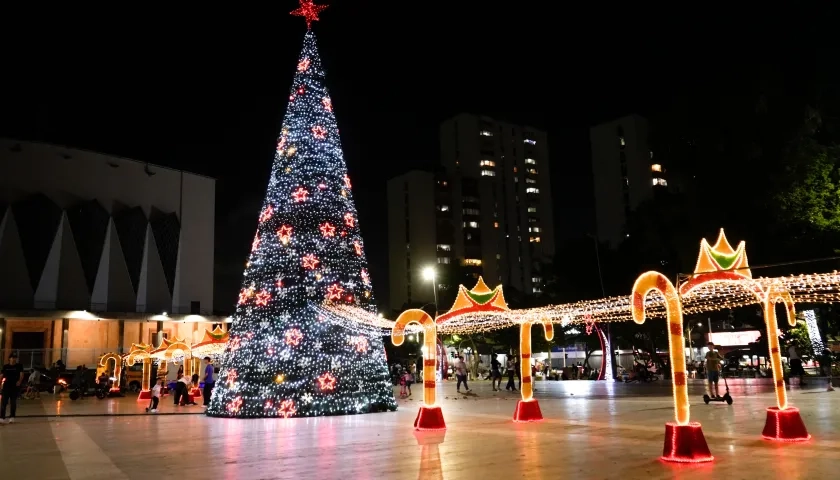 La Plaza de la Paz iluminada en Navidad. 