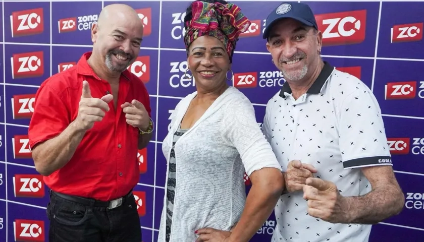 Pablo Paret, director y pianista de la orquesta junto a los cantantes Lázaro Elías y Conchatur Borrero.