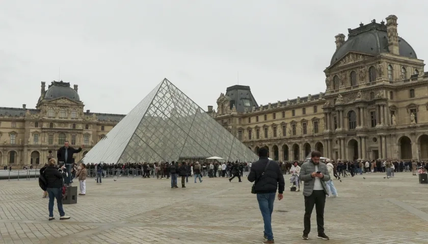 Museo del Louvre en París.