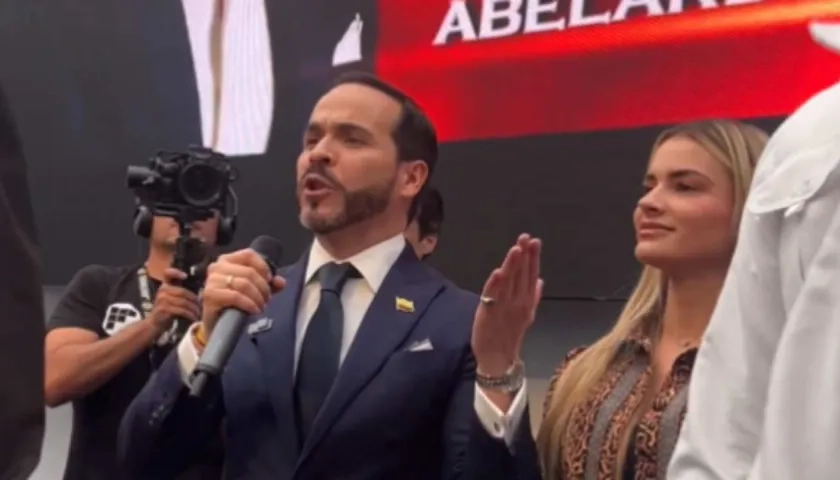 Abelardo De La Espriella en la entrega de las firmas.