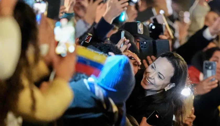 María Corina Machado abrazando a los venezolanos en Oslo, Noruega. 