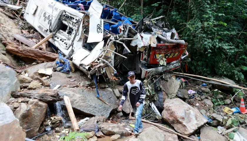 Así quedó el bus tras el fatal accidente. 