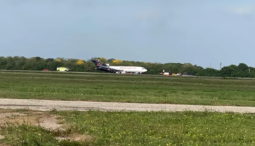 Avión de Aerosucre en la pista del Ernesto Cortissoz en la mañana de este viernes. 