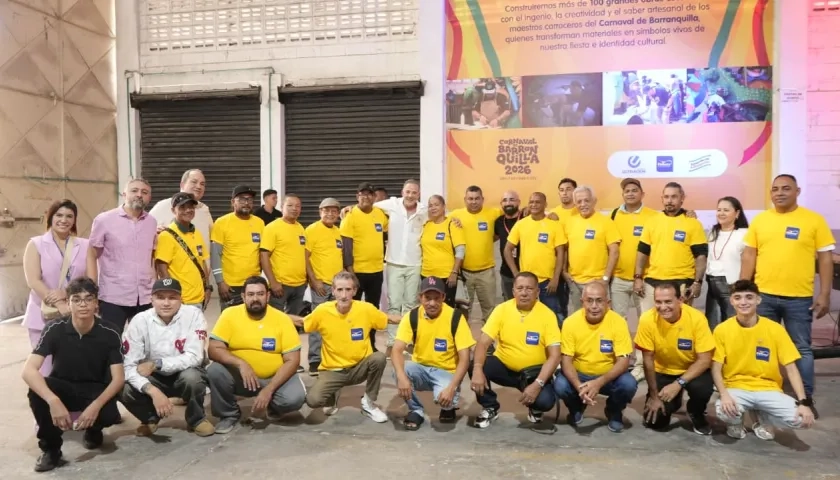 Artesanos y ayudantes que construyen las carrozas.