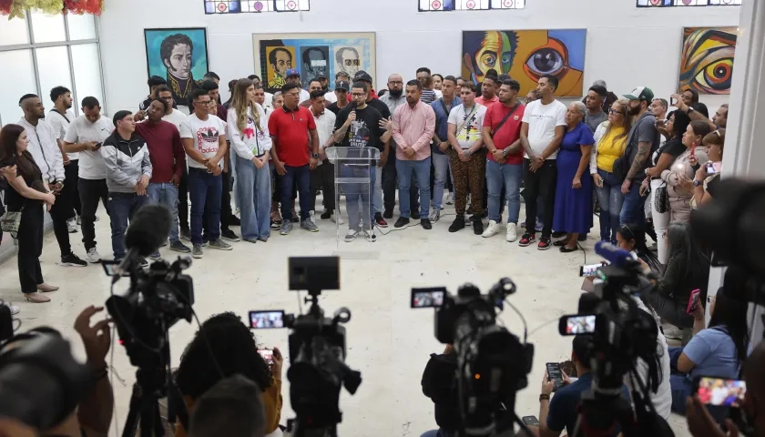 Arturo Suárez (c), ciudadano venezolano que estuvo detenido en el Centro de Confinamiento del Terrorismo (CECOT) en El Salvador