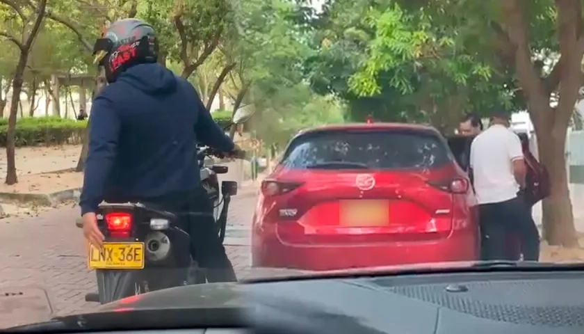 La placa de la motocicleta de los delincuentes y el momento del atraco.