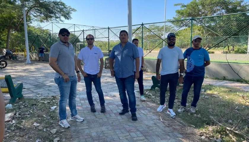 Alcalde Edinson Palma junto a funcionarios de la Fundación Triple A.