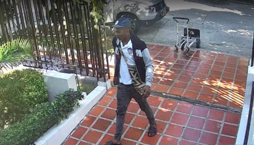 Este es el hombre señalado de robar los equipos de amplificación y sonido. 