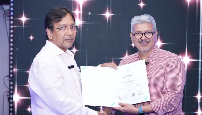 Leonel Blanco Bahoque, gerente de la Clínica del Caribe, y Simón Bolívar Meneses, director regional de Icontec. 