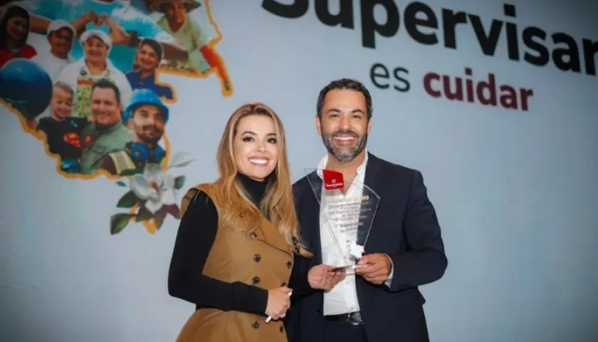 Superintendente Sandra Cadena entrega galardón al director de Comfamiliar Atlántico, Herber Mantilla.