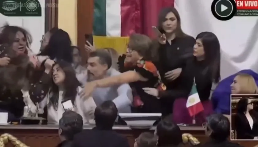 Momento en que se originó la pelea entre las legisladoras. 
