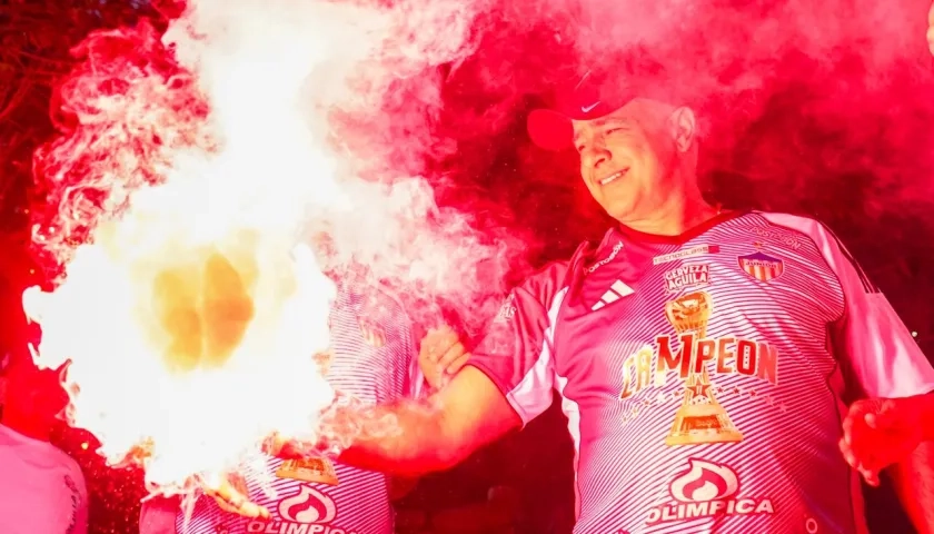Christian Daes celebrando la estrella 11 de Junior en la Ventana de Campeones. 