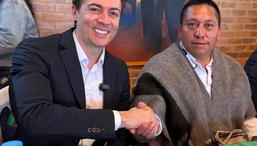 Daniel Quintero recibiendo el aval.