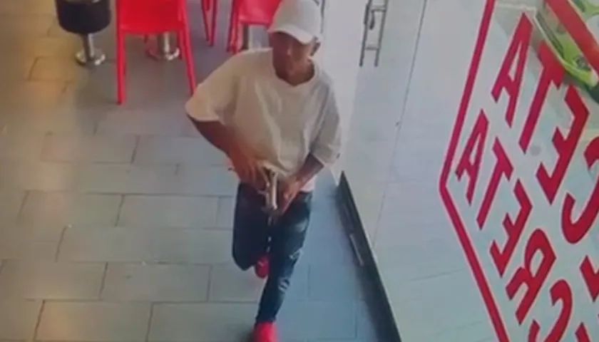 El presunto delincuente cuando iba a atracar al acordeonero. 