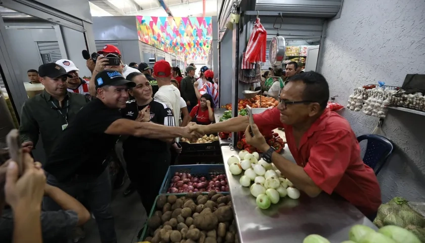 El alcalde Alejandro Char en la entrega de la fase 3 de El Playón.