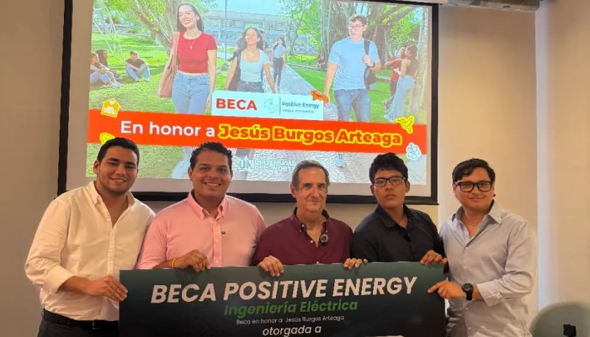 El joven Juan Pablo Higuera junto a los directivos de Positive Energy.